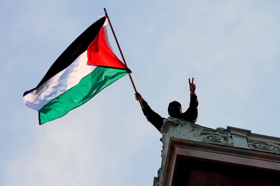 En student med en palestinsk flagga på Columbia Universitys campus i New York i april 2024. Foto: Mary Altaffer/AP/TT