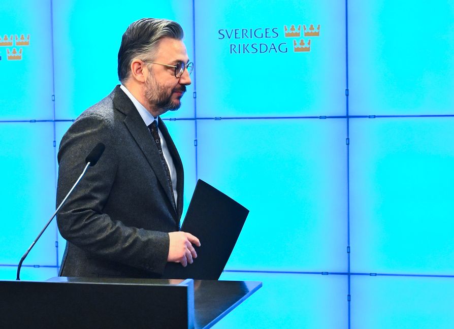 Centerns partiledare Muharrem Demirok efter pressträffen den 24 februari, där han meddelade att han avgår. Claudio Bresciani/TT