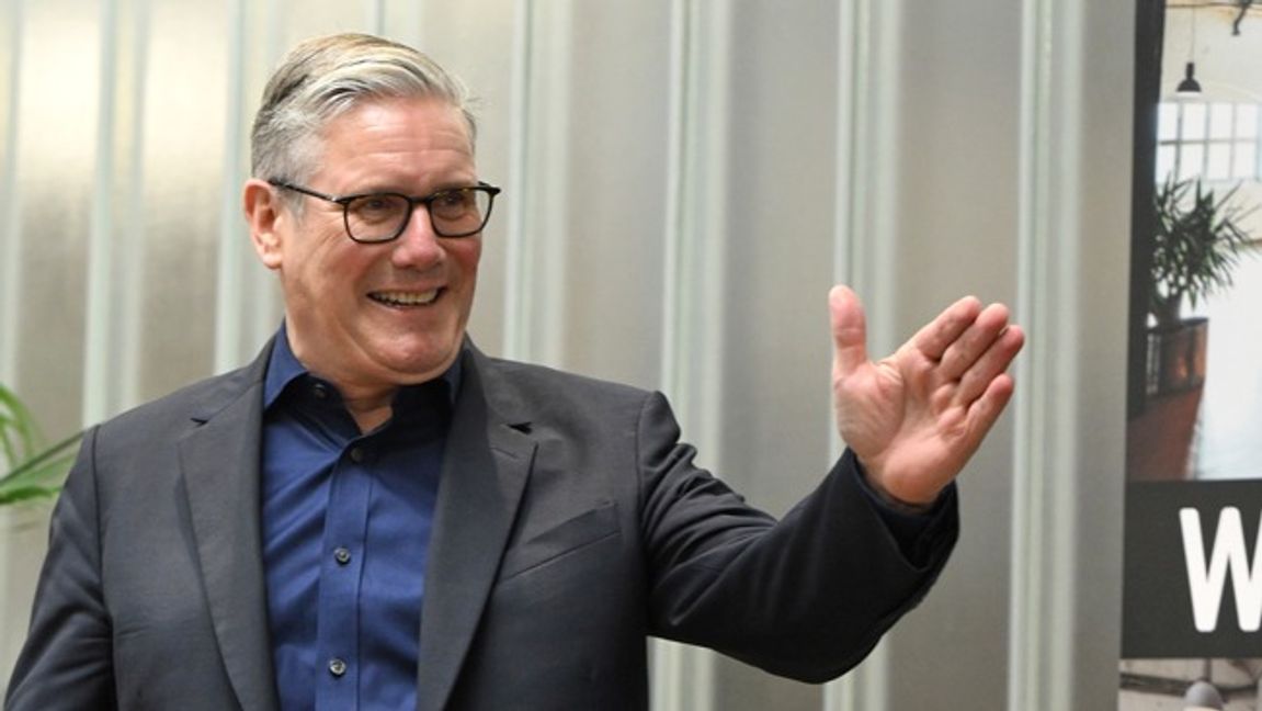 Premiärminister Keir Starmers brittiska regering vill hålla koll på invandringskritiker. Foto: AP