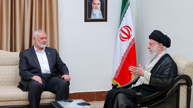 Irans högste religiösa ledare Ali Khemenei i möte med Ismail Haniya på tisdagen. Bild: Office of the Iranian supreme leader via AP.