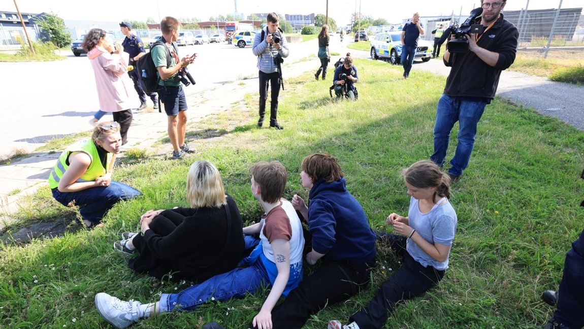 Inför ett stort pressuppbåd genomförde Thunberg och andra en liknande manifestation som den hon dömdes för. Foto: Andreas Hillergren/TT