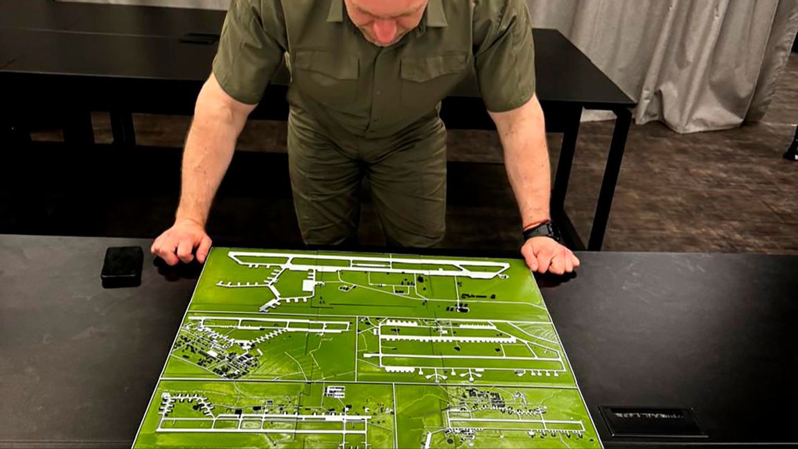 På det här fotot från den ukrainska säkerhetstjänsten SBU, ses dess chef Vasyl Maljuk studera satellitbilder av fem av Rysslands flygbaser för strategiskt bombflyg. Fyra av dem attackerades under söndagen och från två av dem kom bilder som visade militära flygplan träffats. Foto: Ukrainas säkerhetstjänst via AP