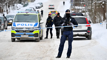 Polis på plats i Hässelby gård efter larm om skjutning. Foto: Anders Wiklund/TT
