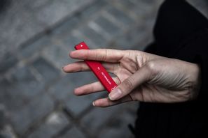 En engångs-e-gigarett, så kallad vejp, som nu blir förbjuden i Belgien. Arkivbild. Marshall Ritzel/AP/TT