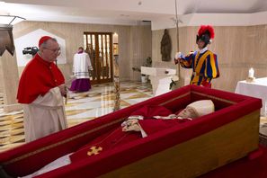 Påve Franciskus i sin öppna kista i Vatikanen. Foto: Vatikanens medieservice/AFP/TT
