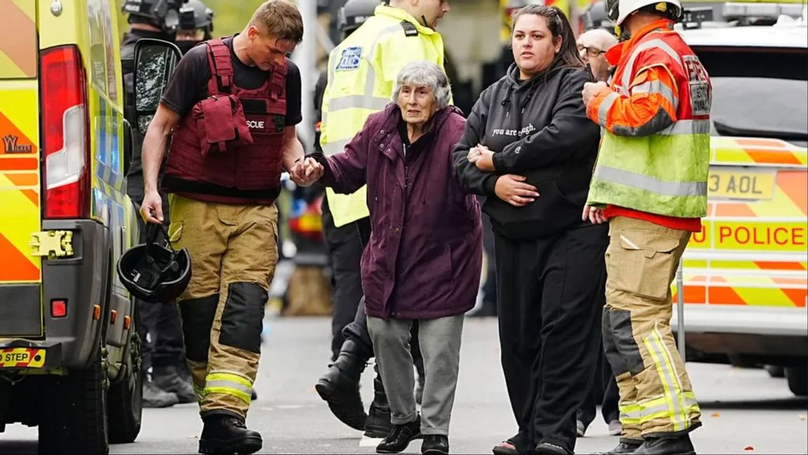 En äldre gudstjänstdeltagare hjälps från scenen för terroristattacken i Manchester Foto: Peter Byrne/AP/TT