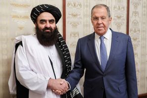 Talibanstyrets utrikesminister Amir Khan Muttaqi tillsammans med sin ryske motpart Sergej Lavrov i oktober 2024. Arkivbild. Foto: AP/TT