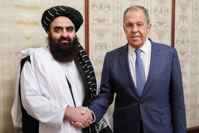 Talibanstyrets utrikesminister Amir Khan Muttaqi tillsammans med sin ryske motpart Sergej Lavrov i oktober 2024. Arkivbild. Foto: AP/TT