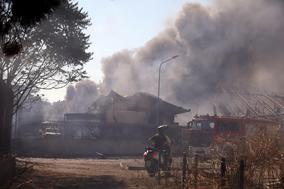 Rök stiger efter en explosion på en bensinstation i Rom. Foto: Cecilia Fabiano/AP/TT
