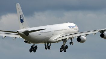 En Airbus 340-300 från Iran Aseman på väg in för landning på Stockholm Arlanda flygplats efter en flygning från Teheran. Foto: Johan Nilsson / TT