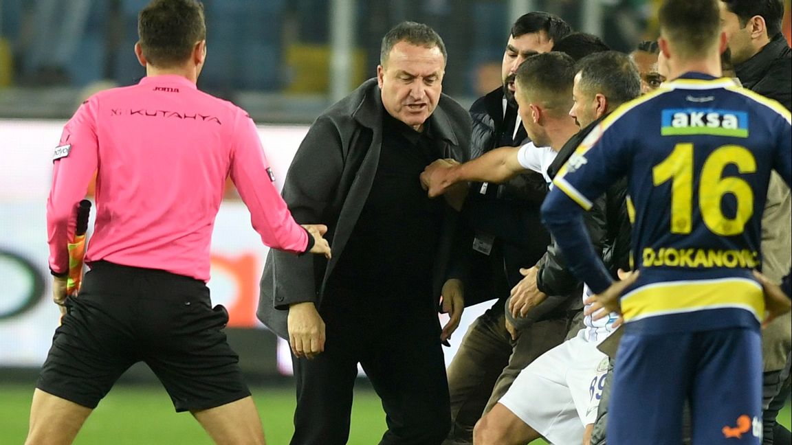 Faruk Koca, klubbchef för MKE Ankaragücü, döms till tre års fängelse efter att ha attackerat en domare. Foto: AP