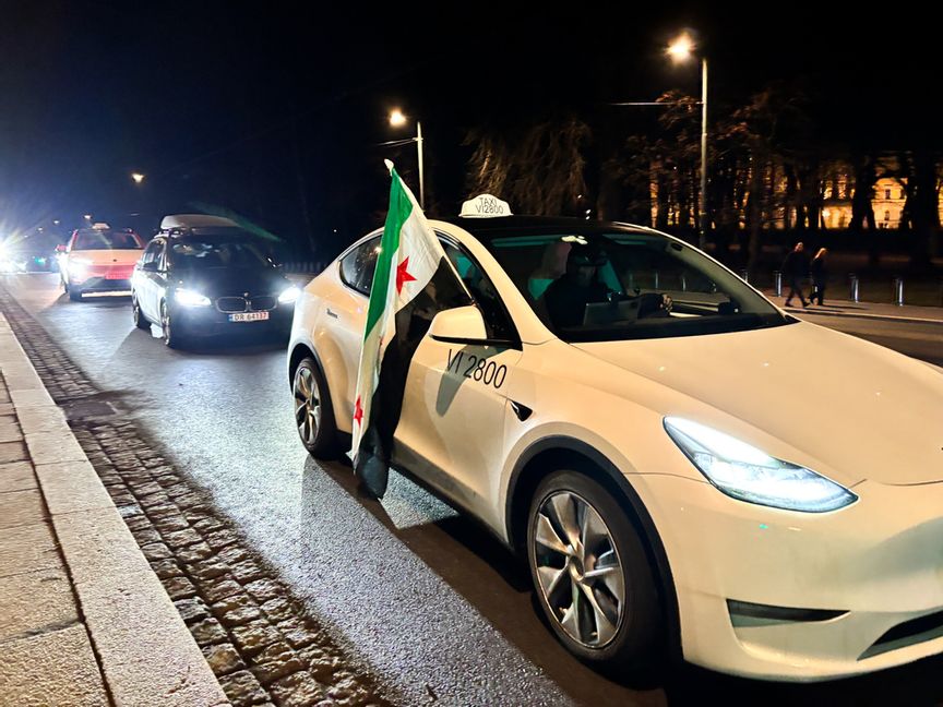 En bil med den syriska så kallade revolutionsflaggan i Oslo, efter att Assadregimen störtats i december. Anna Nesje/NTB/TT