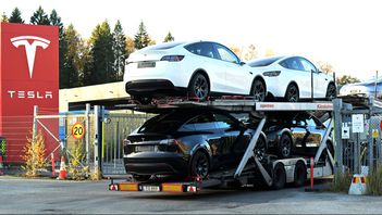 Teslabilar på väg ut till kunderna. Arkivbild.  Fredrik Sandberg/TT