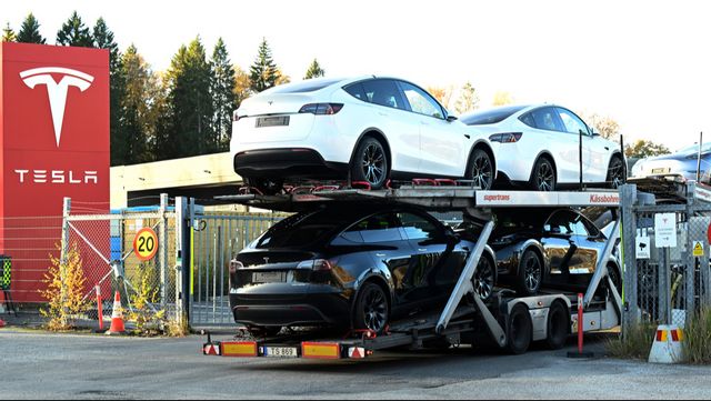 Teslabilar på väg ut till kunderna. Arkivbild.  Fredrik Sandberg/TT