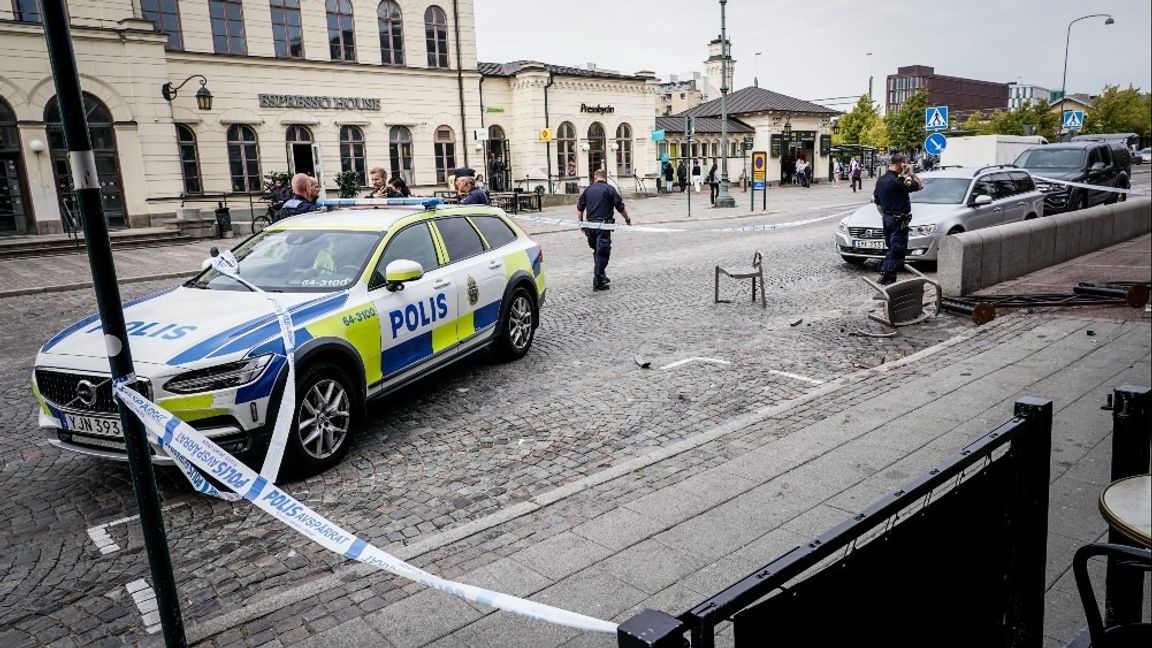 Polis på plats vid järnvägsstationen i Lund i samband med bråk mellan flera personer vid en uteservering. Arkivbild. Foto: Johan Nilsson/TT. 