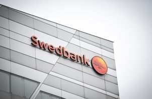 Swedbank tror att Riksbanken pausar räntesänkningar ända till nästa år. Arkivbild. Viktoria Bank/TT