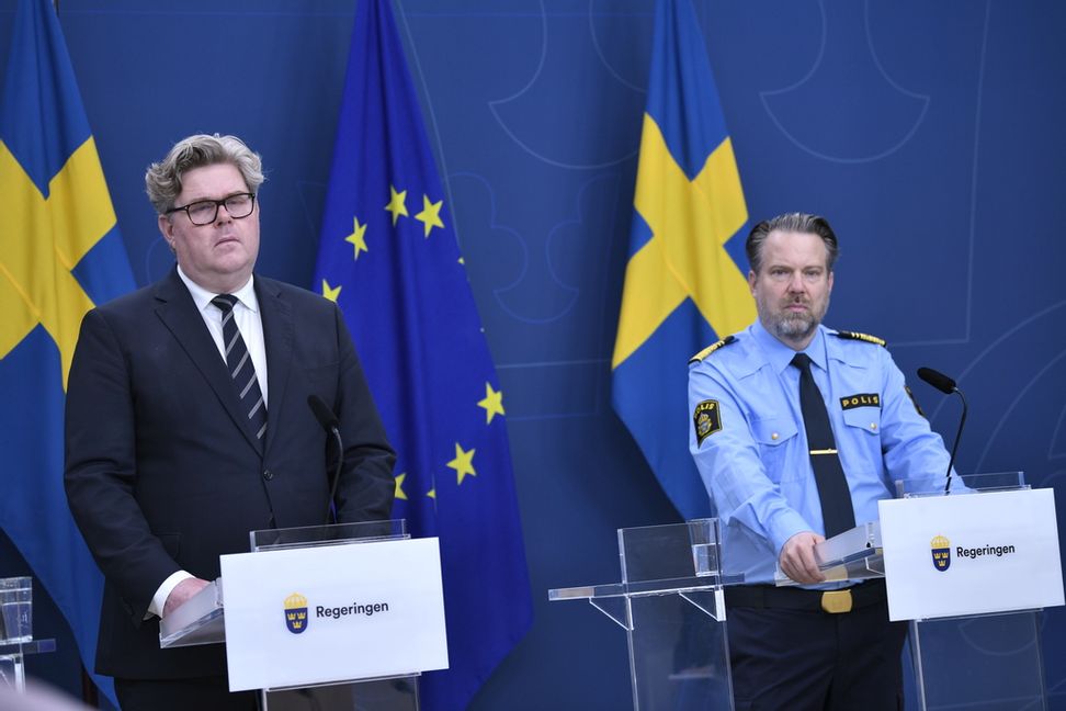 Justitieminister Gunnar Strömmer (M) och Johan Olsson, chef för polisens nationella operativa avdelning. Foto: Axel Narving/TT