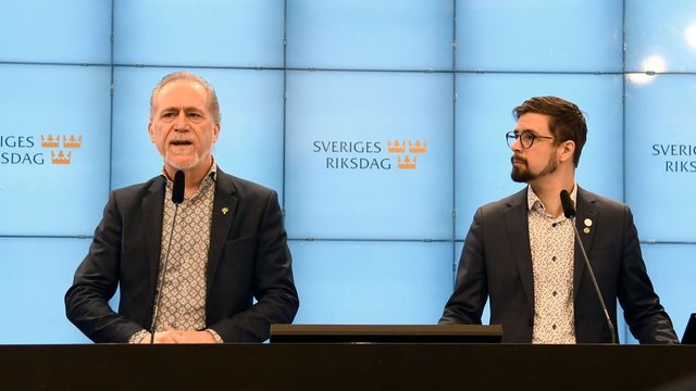 Miljöpartiets språkrör Daniel Helldén och trafikpolitiske talespersonen Linus Lakso. Foto: Henrik Gustafsson Nicander/TT