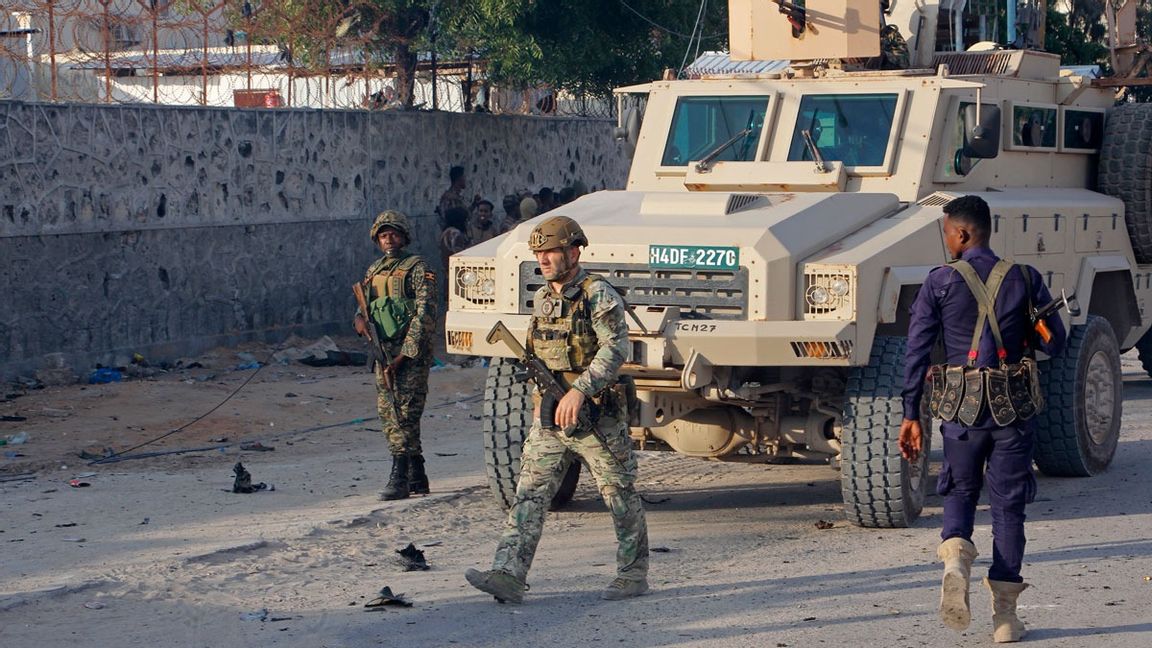 Soldater i Mogadishu undersöker vraket efter en bilbomb i november i fjol. Arkivbild. Foto: Farah Abdi Warsameh/AP/TT 