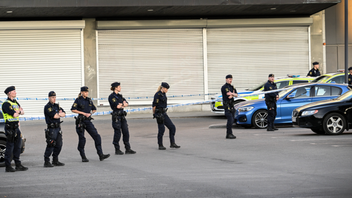 olis och avspärrningar efter att fyra personer hittats med skottskador i Farsta i södra Stockholm på lördagen. Foto: Anders Wiklund/TT