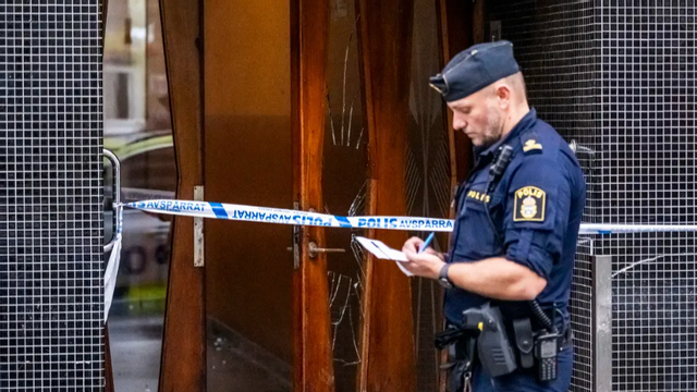 Bild från lägenheten i Malmö där en man i 45-årsåldern attackerades med kniv. Mannen har avlidit från sina skador. Foto: Johan Nilsson/TT