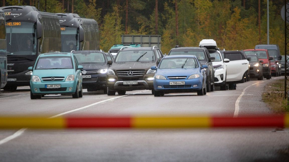 Ryska bilar uppradade vid gränsen mellan Ryssland och Finland i Virolahti, Finland. Foto: Sasu Makinen/AP/TT