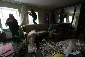 Uppröjning i ett ukrainskt hus som träffades av en rysk drönare under måndagen. Foto: Kateryna Klochko/AP/TT