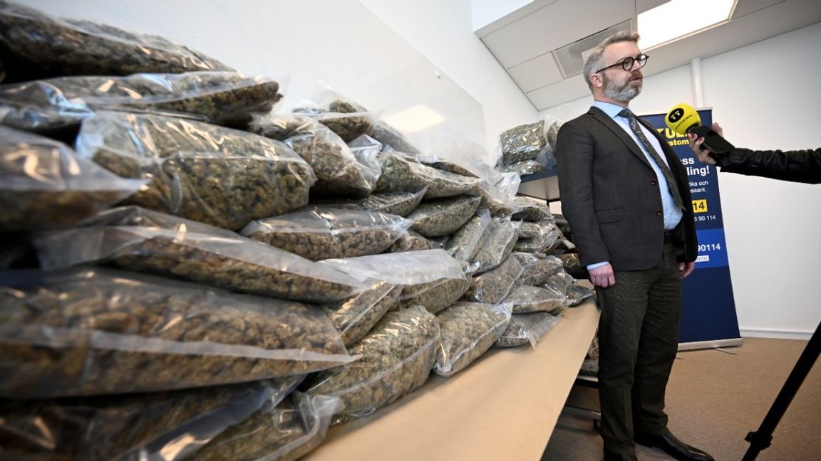 Kammaråklagare Hans Harding deltog på en pressträff i samband med åtalet i april, då det stora cannabisbeslaget visades upp. Arkivbild. Foto: Foto: Johan Nilsson/TT 