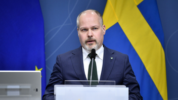 Morgan Johansson framför svenska flaggan – en symbol för rasism? Foto: Jessica Gow/TT.