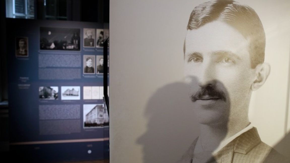 Den populäre uppfinnaren Nikola Tesla får pryda både mynt och skyltar. Här i Nikola Tesla-museet i Belgrad, Serbien. Foto: Darko Vojinovic