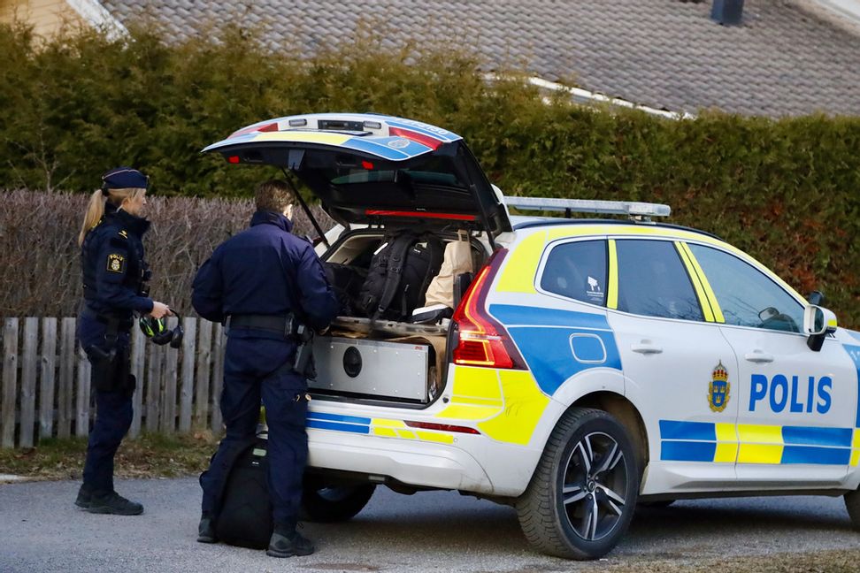 En skarp handgranat hittades i en trädgård i ett bostadsområde i Bålsta. Foto: Stefan Reinerdahl/TT