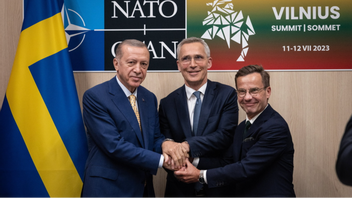 Turkiets president Recep Tayyip Erdogan, Natochefen Jens Stoltenberg och statsminister Ulf Kristersson skakar hand efter överenskommelsen i Vilnius på måndagen. Foto: Nato/AP/TT