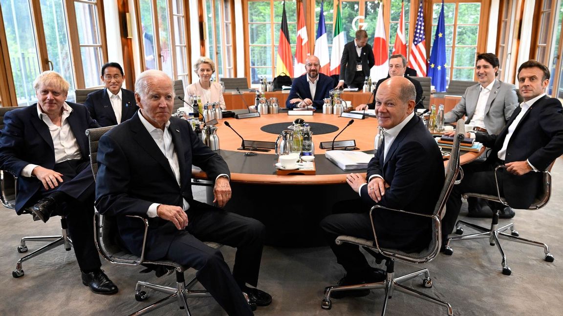 G7-ländernas ledare med Europeiska kommissionens ordförande Ursula von der Leyen och Europeiska rådets ordförande Charles Michel. Foto: John MacDougall/AP/TT