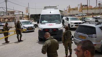 En ambulans tar hand om offren vid militärbasen invid den israelisk-egyptiska gränsen. Foto: Tsafrir Abayov AP