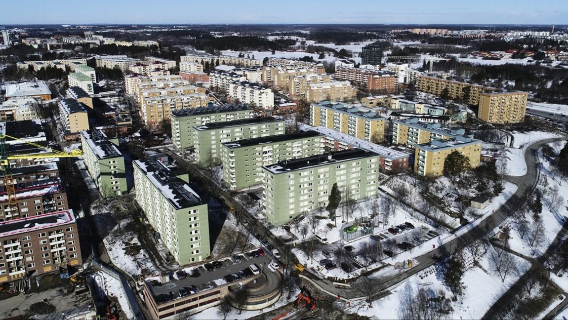 Rinkeby, förort till Stockholm, som ingår i ett av Sveriges särskilt utsatta områden. Sysselsättningsgraden har på senare år ökat i särskilt utsatta områden, men nu finns risk för att den utvecklingen bryts. Arkivbild. Foto: FREDRIK SANDBERG/TT