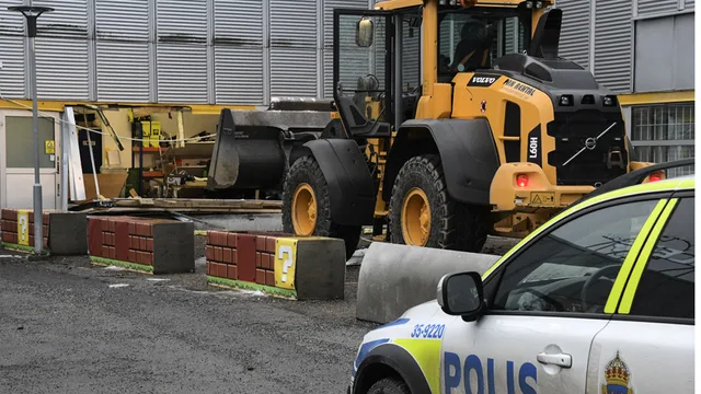 Flydde genom Boden på hjullastare – greps på ö