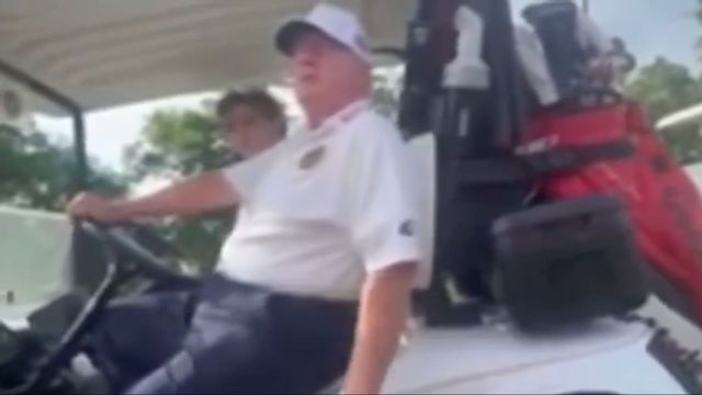 Donald Trump ute på golfbanan. Foto: X