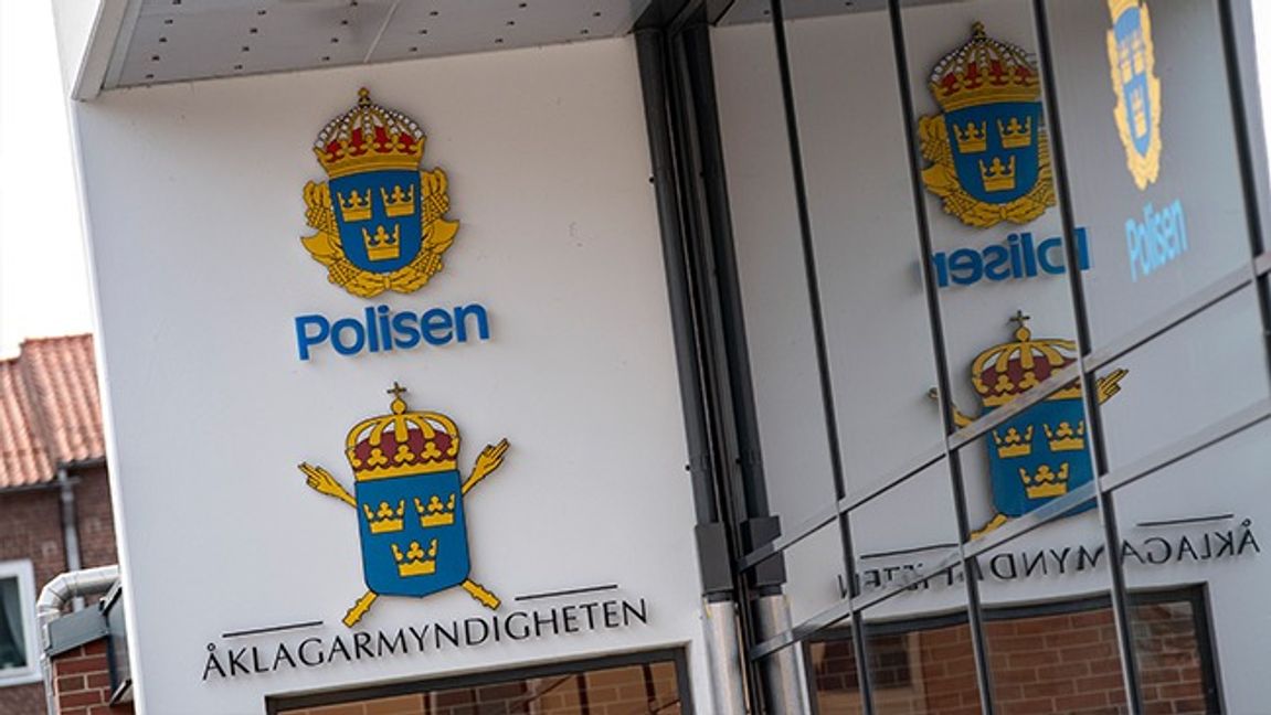 Polisen och Åklagarmyndigheten – loggor i entrén till polishuset på Norra Källegatan i centrala Halmstad. Genrebild. Foto: Johan Nilsson/TT