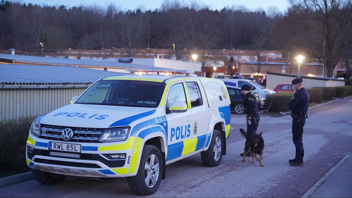 Polis, ambulans och avspärrningar efter att tonårspojken mördats i stadsdelen Navestad i Norrköping 14 april. Foto: Niklas Luks/TT