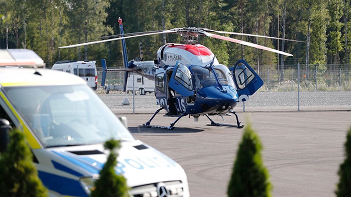 En polishelikopter på plats i samband med gisslandramat på Hällbyfängelset. Christine Olsson/TT