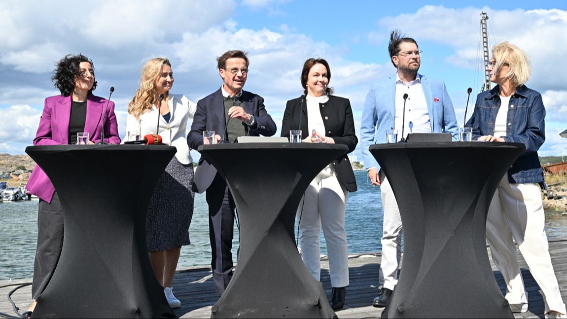 Statsminister Ulf Kristersson (M) flankerad av energi- och näringsminister Ebba Busch (KD), utbildnings- och integrationsminister Simona Mohamsson (L), finansminister Elisabeth Svantesson (M), Jimmie Åkesson (SD) och Vattenfalls vd Anna Borg. Foto: Hanna Brunlöf/TT