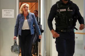 Franska ytterhögerpolitiken Marine Le Pen lämnar en domstol i Paris mitt under uppläsandet av måndagens dom. Foto: Thibault Camus/AP/TT