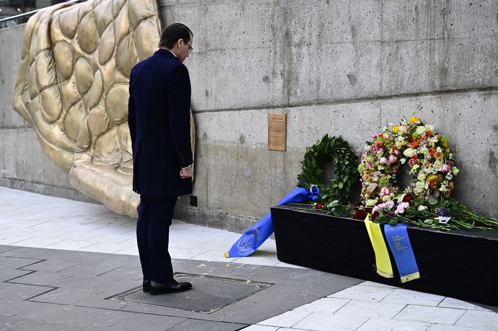 Prins Daniel lägger ned en krans då Stockholms stad inviger ett minnesmärke på årsdagen för terrorattentatet på Drottninggatan den 7 april 2017. Foto: Magnus Lejhall/TT