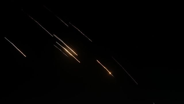 Iranska missiler över Israel. Foto: Majdi Mohammed/TT 