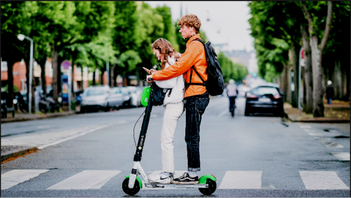 Det är olagligt att köra två på en elsparkcykel i Sverige på grund av olycksrisken. Genrebild. Foto: Kristoffer Trolle (CC BY-SA 2.0)