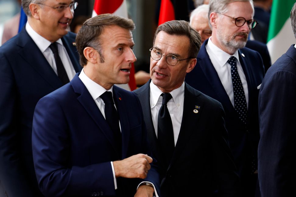 Statsminister Ulf Kristersson (M) i samtal med Frankrikes president Emmanuel Macron på EU-toppmötet i Bryssel. Geert Vanden Wijngaert