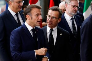 Statsminister Ulf Kristersson (M) i samtal med Frankrikes president Emmanuel Macron på EU-toppmötet i Bryssel. Geert Vanden Wijngaert