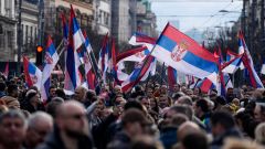 Stora protester bröt ut i Serbien efter valet. Foto: Darko Vojinovic/AP