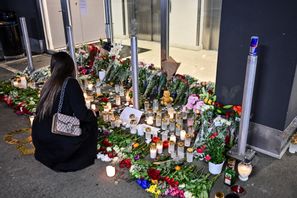 Blommor och ljus i parkeringshuset där C Gambino sköts till döds i juni. Arkivbild. Björn Larsson Rosvall/TT