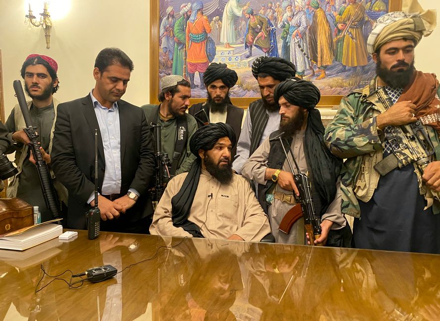 Talibaner i det afghanska presidentpalatset i Kabul sedan den fundamentalistiska rörelsen i söndags tog kontroll över huvudstaden. Foto: Zabi Karimi/AP/TT